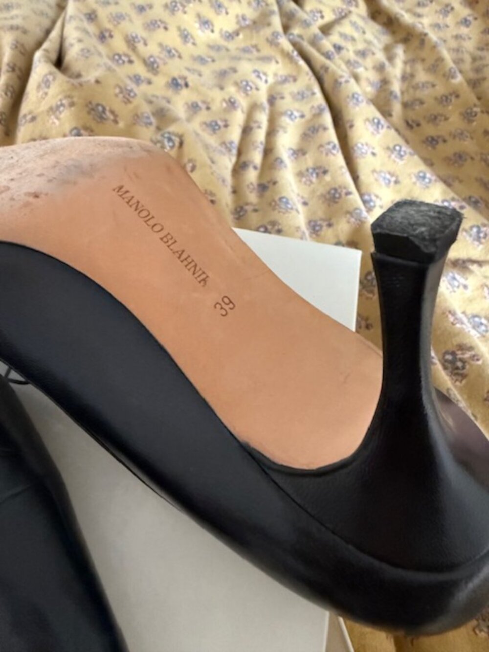 Classic Navy Manolos Size 39 - Picture 2 of 3